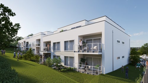 Modernes, weißes Wohnhaus mit Balkonen auf einem grünen Hügel, rechts ein Parkplatz.